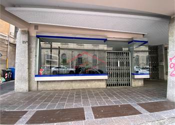 Bergamo adiacenze Piazza Pontida negozio con ampie vetrine fronte strada.