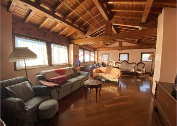 Centro Storico Prestigiosa Dimora su due livelli, con ampio Terrazzo Solarium.