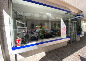 Bergamo adiacenze Piazza Pontida negozio con ampie vetrine.